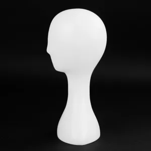 Witte plastic etalagepop hoofd voor pruik en hoed weergave, professionele studio achtergrond