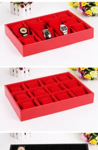 Detailweergave van de 12-slots rood fluwelen horloge display lade met zachte kussens
