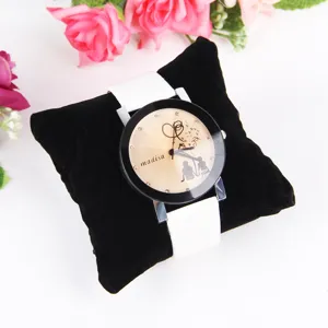 Detailopname van madisa horloge met witte band en zwarte bezel op kussen