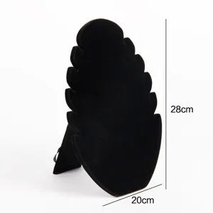 Vista detallada del expositor de collares de terciopelo negro con 28 cm de alto y 20 cm de ancho