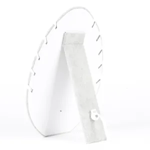 Vista trasera de un expositor de collares de terciopelo gris con soporte plegable para joyas