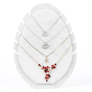Soporte de exhibición de collares de terciopelo gris para varias joyas elegantes