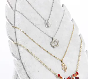 Soporte de terciopelo para collares en forma de hoja con ranuras múltiples para joyas