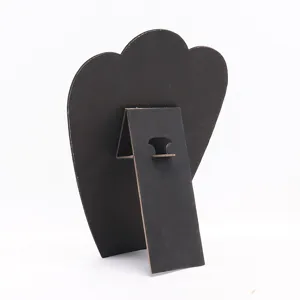 Vista posterior de un soporte para collares en terciopelo negro con estructura de apoyo plegable