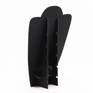 Vista posterior detallada del soporte negro para collares que muestra la estructura