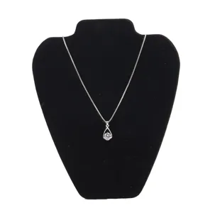 Primer plano de un expositor de collares profesional de terciopelo negro con joyas