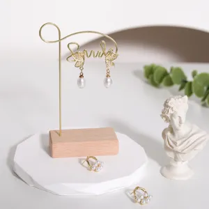 Elegante expositor de joyas de metal y madera para pendientes con diseño Smile