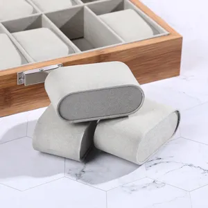 Detailansicht der hochwertigen grauen Samt-Uhrenkissen und der hölzernen Uhrenbox