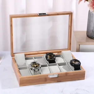 Detail einer offenen 10-Slot-Uhrenbox aus Bambus mit grauen Samtkissen für Armbanduhren