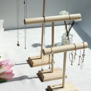 Schmuckständer aus Massivholz in T-Form für Halsketten und Armbänder mit Naturholz-Finish