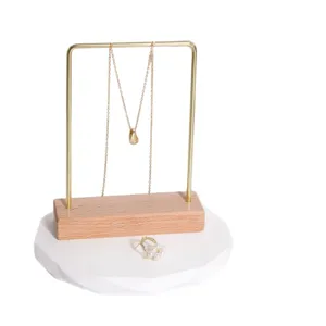 Soporte de exhibición de joyas minimalista en metal y madera para collares