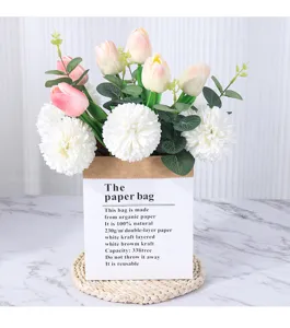 Nahaufnahme Detail einer minimalistischen Kraftpapier Geschenktuete mit englischem Text.
