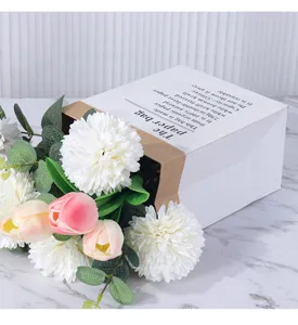 Detailaufnahme der Geschenk-Papiertüte im Ins-Stil mit Blumenstrauß, umweltfreundliches Papier