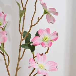 Détail de branche de fleur de prunier rose artificielle pour décoration de mariage à domicile.