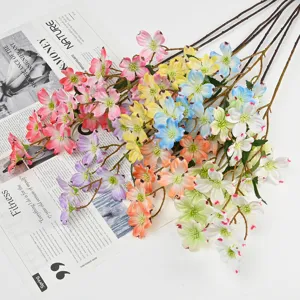 Vue en gros plan détaillée de branches de fleurs de prunier artificielles pour décoration.