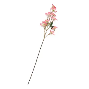 Vue détaillée d'une branche de fleurs artificielles roses, idéale pour la décoration.