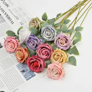 Detailansicht eines bunten künstlichen Rosenstraußes aus Seide für perfekte Heimdekoration.