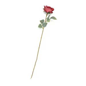 Detaillierte Nahaufnahme des einzelnen künstlichen roten Rosenstiels mit realistischen Blütenblättern.