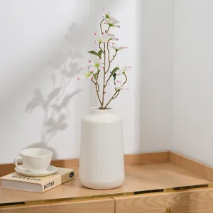 Fleur de prunier lilas artificielle avec vase en céramique blanche pour décoration d'intérieur et photo
