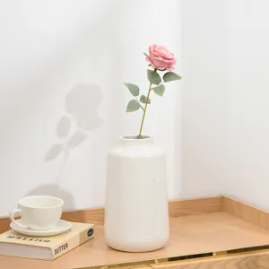 Künstliche kurze Zweige Rosen Seidenblume mit Keramikvase Heimdekoration Fotografie Requisite