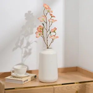 Décoration de vase de fleurs artificielles, pot en céramique blanche avec de fausses fleurs.