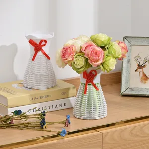 Plastik Flecht Blumenvasen mit Pflaumenblütenmündung und roter Schleife für Heimdeko.