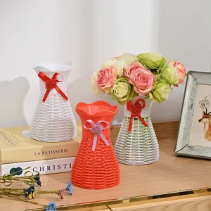 Detailansicht der gewebten Plastik-Blumenvase mit Schleifendekor in einer schönen Wohnszene.