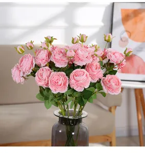Dettaglio di bouquet di fiori di peonia rosa artificiale per decorazione casa nozze.