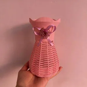 Rosa Kunststoff geflochtene Blumenvase mit Schleife und Rose für die Heimdekoration.