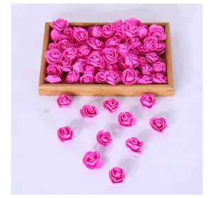 Vista dettagliata di teste di rose in schiuma PE rosa in un vassoio di legno, perfette per il fai da te.