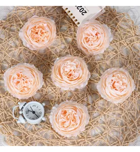 Detail van kunstmatige ranonkelbloemen, ideaal voor huwelijksdecoratie en bloemstukken.