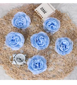 Kunstmatige blauwe pioenroos bloemhoofdjes detailweergave voor huwelijks- en huisdecoratie.