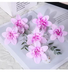 Detailansicht von lebendigen künstlichen violetten Orchideenblüten für dekorative Bastelarbeiten.