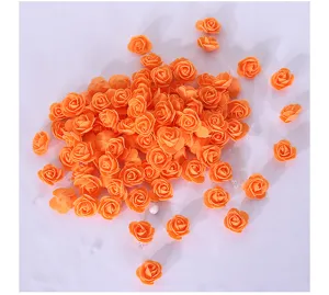 Primo piano di teste di rose in schiuma artificiale da 3.5cm per fai da te e decorazioni nuziali.