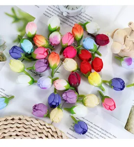 Detailansicht von bunten künstlichen Rosenknospen, ideal für DIY-Bastarbeiten und Accessoires.