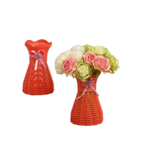 Plastik geflochtene Blumenvase mit eleganter Schleifendekoration, perfekt für Zuhause.
