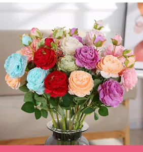 Dettaglio bouquet di fiori di peonia artificiale, composizione floreale in seta per decorazioni