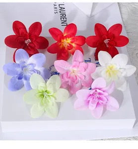 Künstliche Orchideen Blütenköpfe Detailaufnahme, bunte DIY Handwerk dekorative Blumen.
