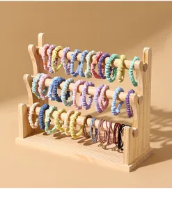 Espositore per gioielli in legno massiccio a tre livelli con elastici per capelli colorati.