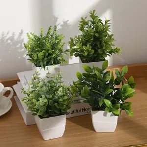 Plante d'Eucalyptus Artificielle en Pot Mini Faux Feuilles Vertes Plante en Plastique Décoration de Bureau à Domicile