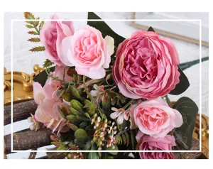 Nahaufnahme eines künstlichen rosa Pfingstrosen- und Rosenblumenstraußes für die Deko.