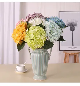 Arrangement de fleurs d'hortensia artificiel avec vase en céramique pour décoration.