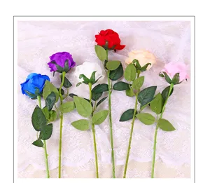 Künstliche Rosen Detailansicht, Nahaufnahme von bunten Dekoblumen mit grünen Blättern.