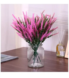 Bouquet de fleurs de lavande artificielles dans un joli vase en verre, detail deco.