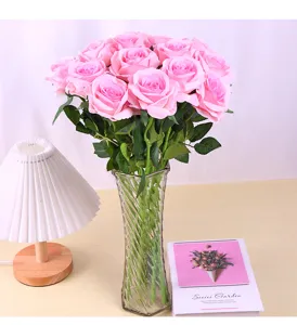 Künstlicher rosa Rosenstrauß mit Glasvase für die Heim- und Hochzeits-Bürodekoration.