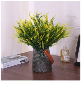 Vue détaillée du bouquet de lavande et épis de blé artificiels dans un vase en verre texturé.