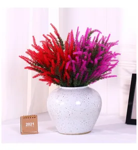 Bouquet de fleurs de lavande artificielles en pot avec vase en céramique mouchetée déco détail