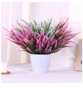 Vue détaillée de la plante en pot de lavande artificielle avec des fleurs roses et blanches.