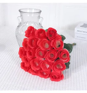 Nahaufnahme eines künstlichen roten Rosenstrauchs, Seidenblumendeko für Zuhause.