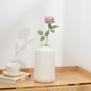 Künstliche kurze Zweig Rose Blume mit weißer Keramik Vase für Heimkeko Desktop Dekoration.